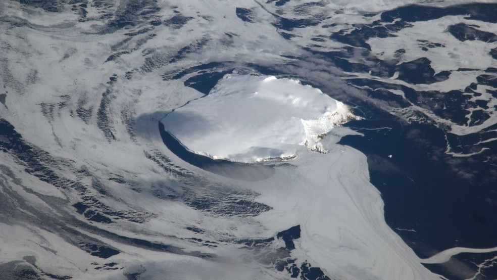 A visibilidade para o acesso à ilha pode ficar prejudicada pelo acúmulo inesperado de nuvens — Foto: Nasa/BBC