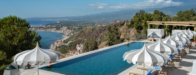A piscina de borda infinita do San Domenico Palace, hotel em Taormina, na Sicília, onde foi gravada a segunda temporada da série 'The White Lotus' — Foto: Divulgação / Four Seasons