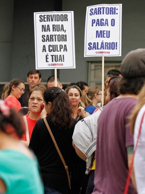 Protesto José Ivo Sartori RS (Foto: Itamar Aguiar/Estadão Conteúdo)