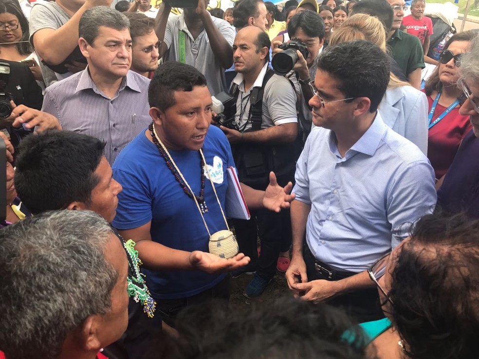 Governador em exercício David Almeida (camisa azul clara) anunciou medida nesta terça, durante visita a local onde venezuelanos estão (Foto: Patrick Marques/G1 AM)