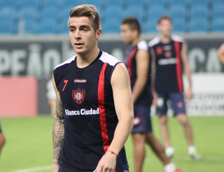 Buffarini revela sondagem do Grêmio; direção nega interesse em lateral