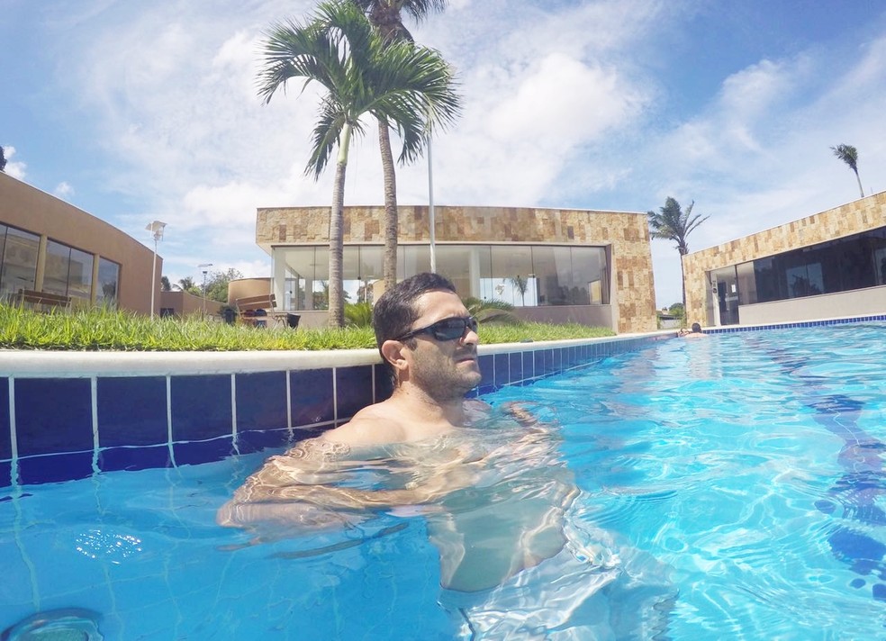 Gleyson Alex de AraÃºjo GalvÃ£o deveria estar preso desde 2013, mas aparece em fotos recentes tomando banho de piscina (Foto: Cedida)