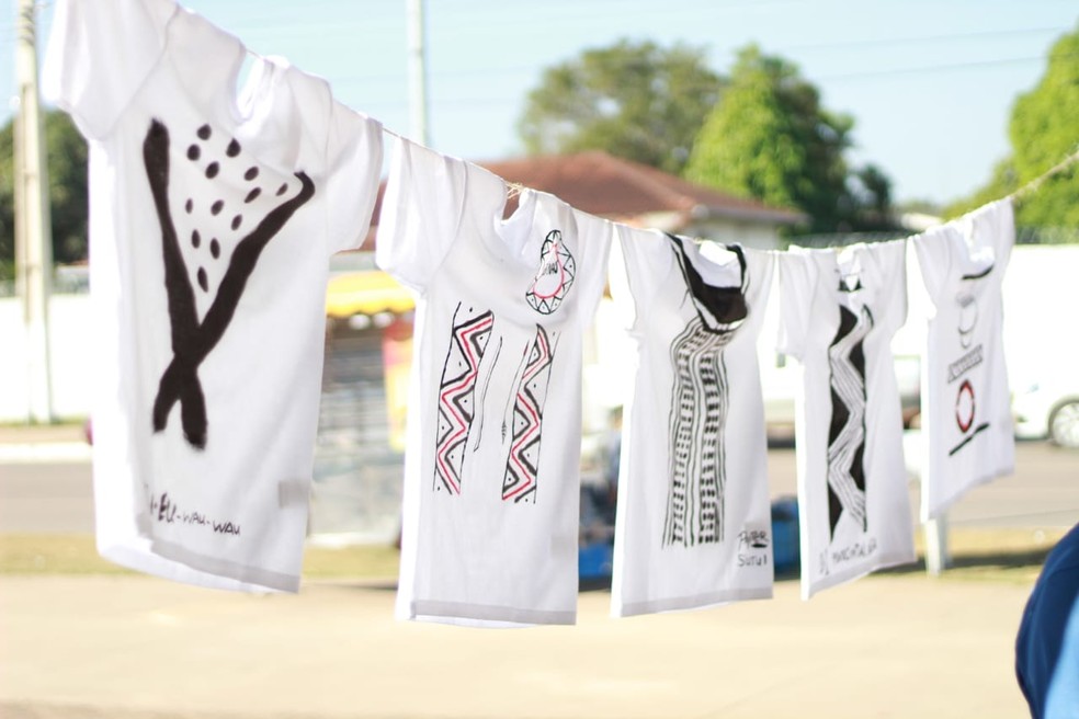Camisetas durante exposição de produtos indígenas em RO — Foto: Neto Ramos/Kanindé