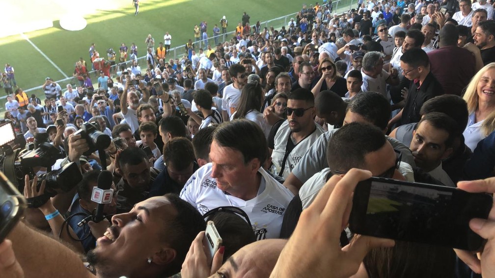 Jair Bolsonaro vai à Vila Belmiro e veste a camisa do Santos