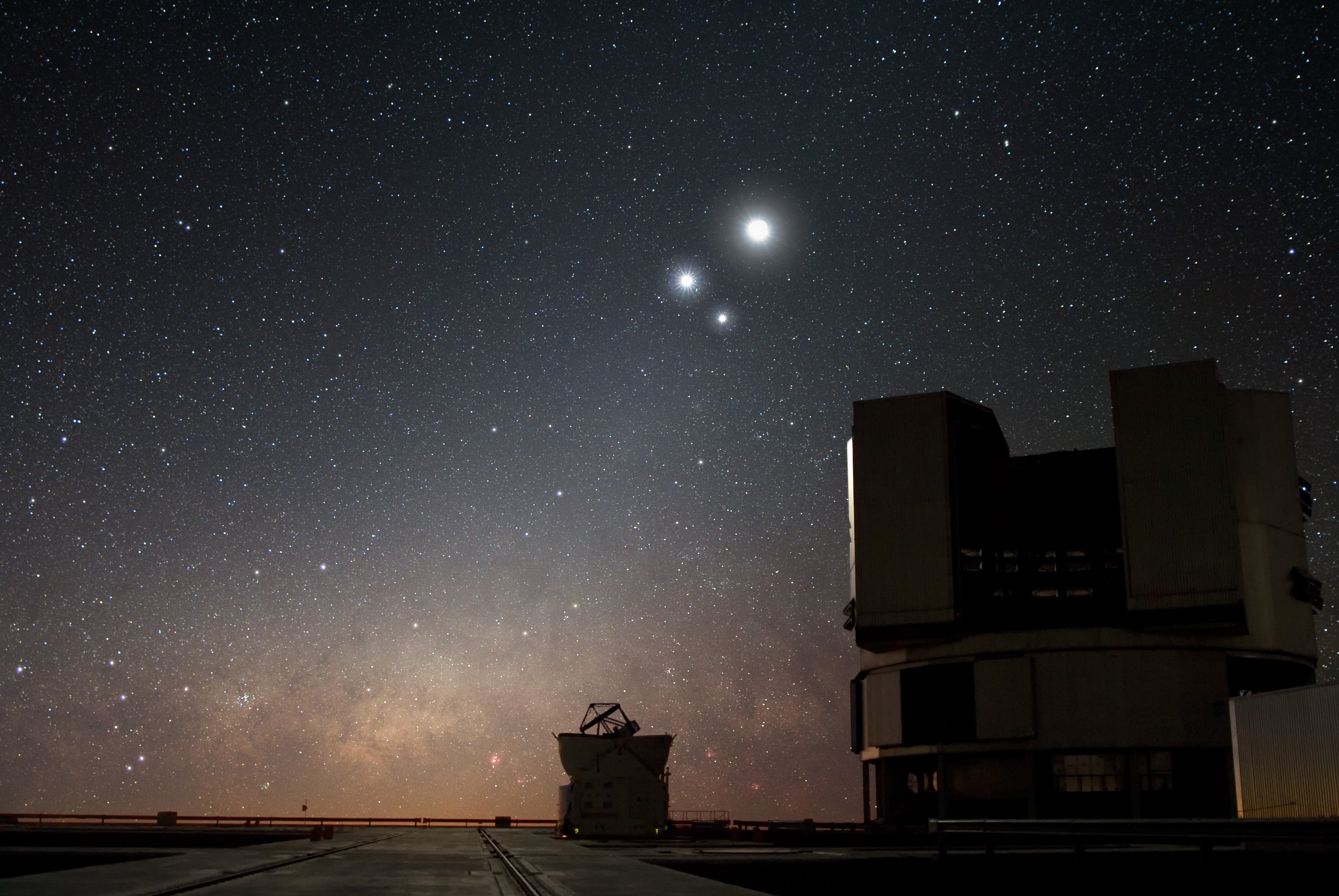 Júpiter, Vênus e a Lua em conjunção sobre o Observatório Europeu do Sul (Foto: ESO/Y. Beletsky / flickr / creative commons)