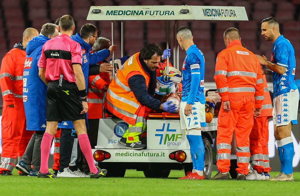 Momento em que Ospina, goleiro do Napoli, &eacute; colocado numa maca e retirado de campo &mdash; Foto: Carlo Hermann / AFP