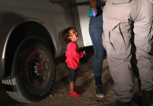 A foto de John Moore se tornou um símbolo de famílias migrantes que tentam entrar nos EUA com menores (Foto: John Moore/Getty Images)