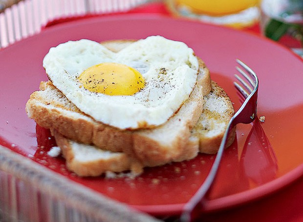 Servir um ovo frito em formato de coração no café da manhã é uma ótima maneira de demonstrar o quanto você gosta de alguém – seja o namorado, seja a amiga ou sua mãe. Um arco metálico garante a forma certa (Foto: Rogério Voltan/Casa e Comida)