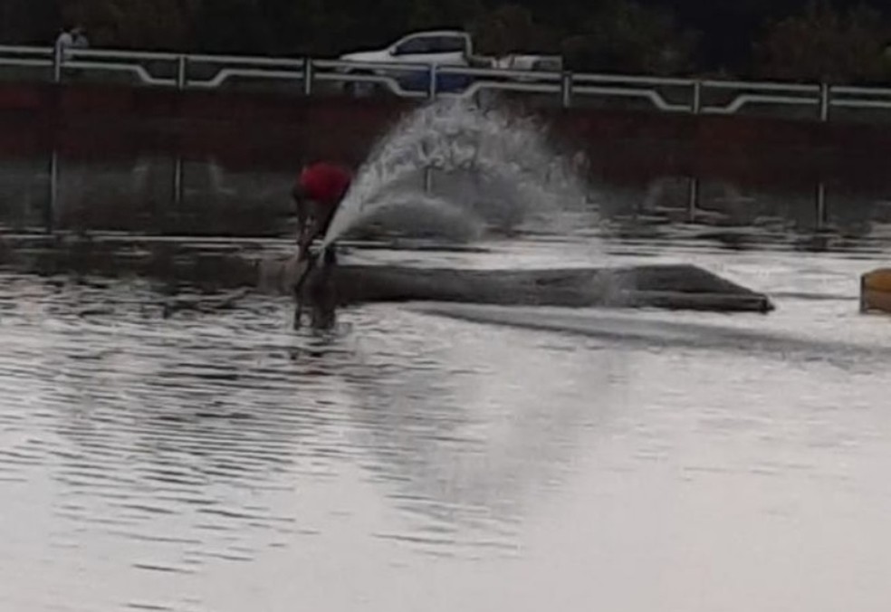 Bomba de oxigenação localizada no centro do lago já foi colocada em funcionamento — Foto: Prefeitura de Garça/Divulgação