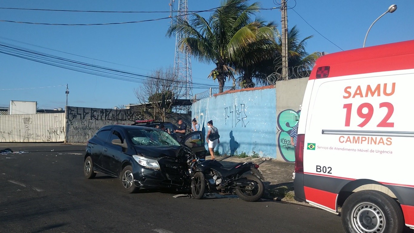 Moto bate de frente com carro e deixa duas pessoas feridas em Campinas
