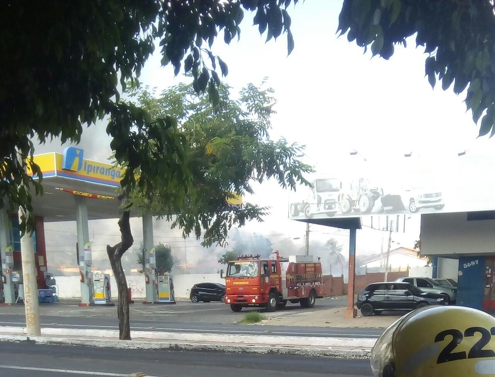 Bombeiros foram acionados para controlar fogo em terreno baldio â Foto: ReproduÃ§Ã£o/TV Clube