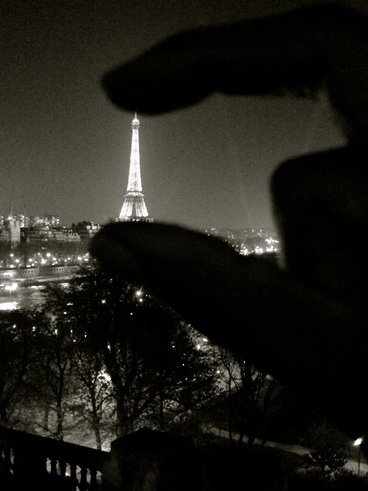 Beyoncé brinca com imagem de fundo da Torre Eiffel. (Foto: Tumblr)