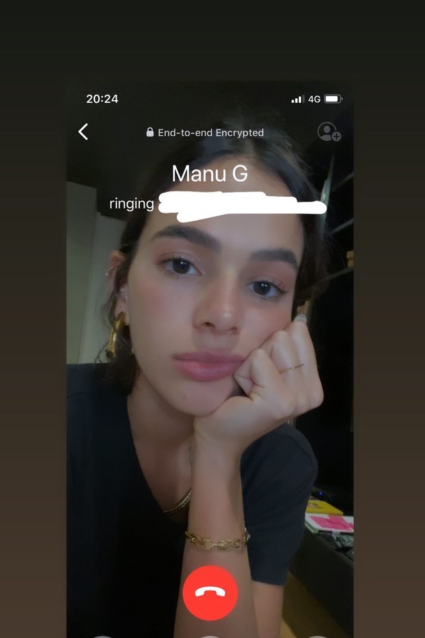 Bruna Marquezine aparece entediada ao tentar ligar para Manu Gavassi  (Foto: Reprodução/Instagram)