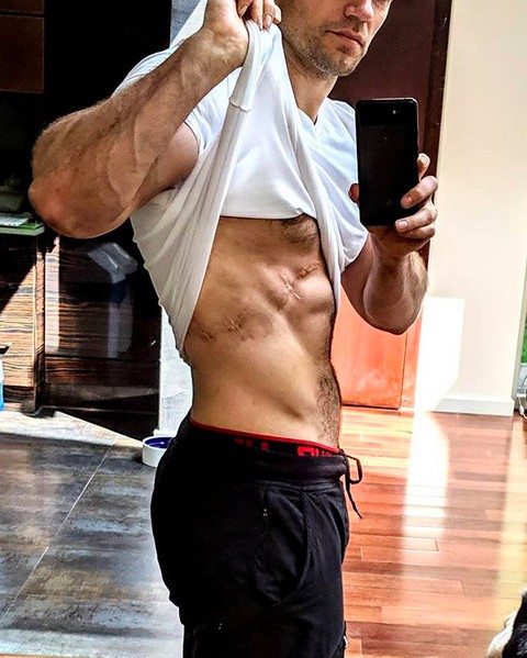 O ator Henry Cavill mostrando a falsa tatuagem instalada em sua barriga (Foto: Instagram)
