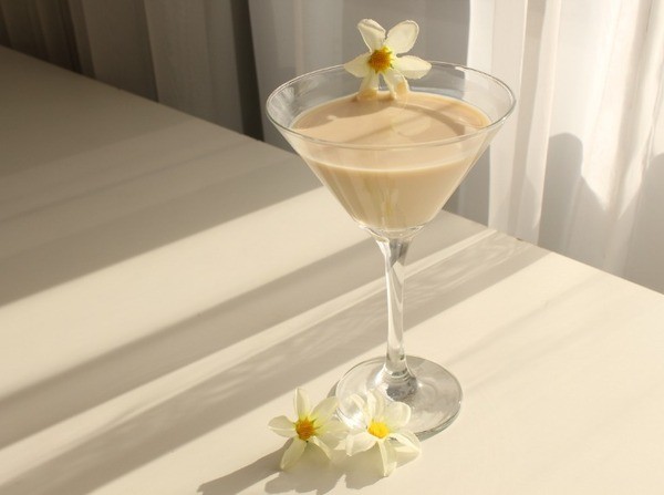 Drink com chocolate quente e gin é receita inusitada para o friozinho (Foto: Divulgação) Drink com chocolate quente e gin é receita inusitada para o friozinho (Foto: Divulgação)
