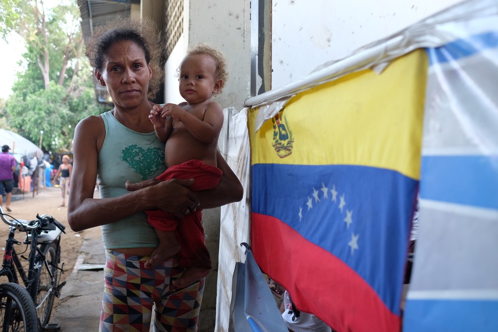Katiuska Ramos divide barraco feito com lonas, tecidos e pedaços de madeira construído área externa do Tancredo Neves (Foto: Inaê Brandão/G1 RR)