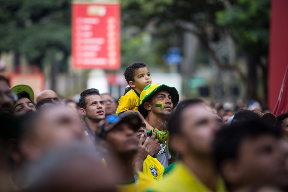 22 de junho -  Torcedor levou o filho para ver transmissão do jogo Brasil x Costa Rica, no Vale do Anhangabaú, em São Paulo — Foto: Fábio Tito/G1