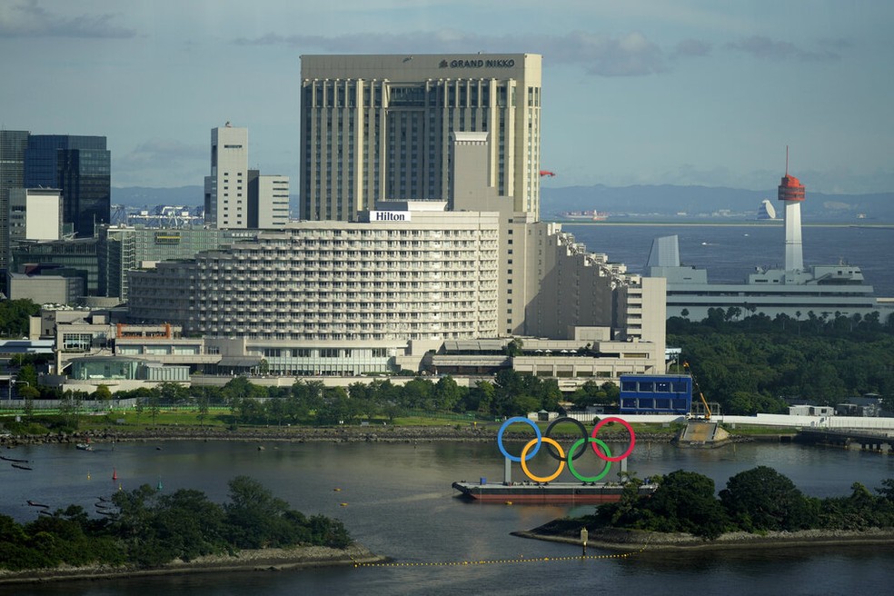 Anéis olímpicos flutuam na Baía de Tóquio, no Japão, nesta sexta-feira (16) — Foto: Charlie Riedel/AP Photo