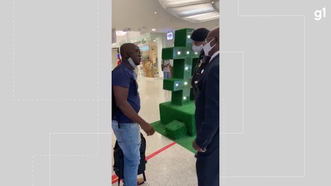 Homem questiona ao de seguranas em loja de shopping em Salvador