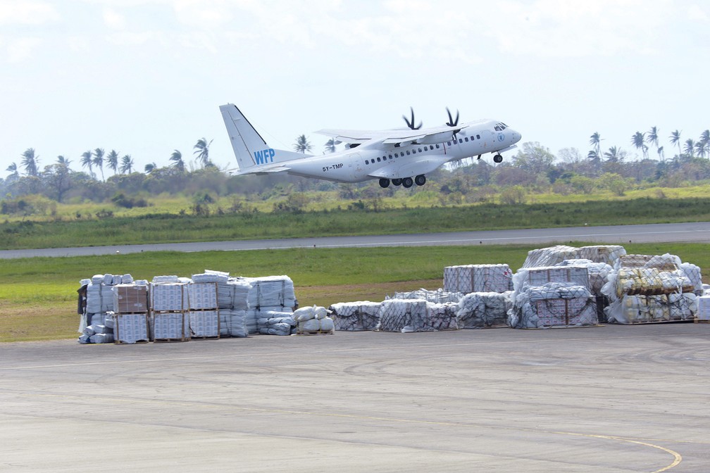 Avião de fundação internacional decola de Beira após entregar ajuda humanitária a vítimas do ciclone Idai em Moçambique — Foto: Tsvangirayi Mukwazhi/Reuters