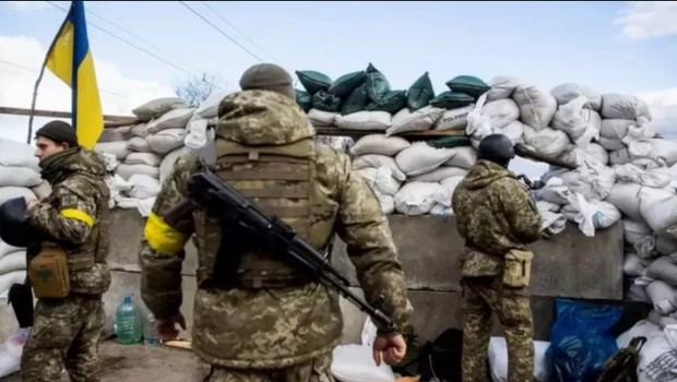 Desde o começo da guerra na Ucrânia, países da União Europeia estão adotando sanções contra os russos (Foto: Reuters via BBC)