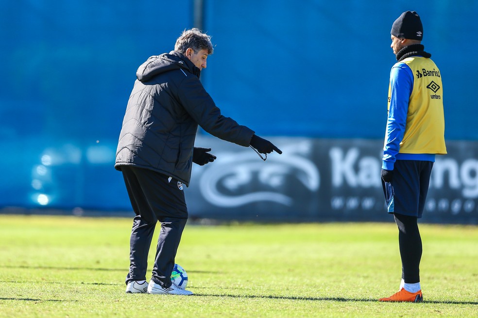 Renato dá orientações a André (Foto: Lucas Uebel/Grêmio)