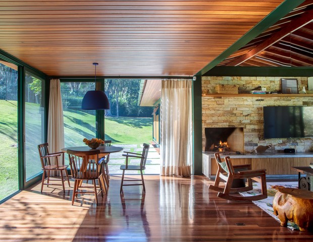 Casa de campo rústica feita com pedra, madeira e estrutura metálica - Casa  Vogue | Casas