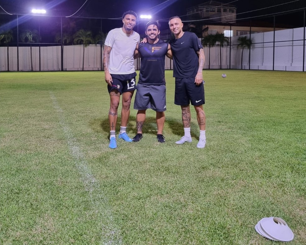 Cebolinha treinou nesta segunda-feira com Victor Fernandes ao lado de Éderson, ex-Corinthians e hoje na Salernitana-ITA — Foto: Arquivo Pessoal