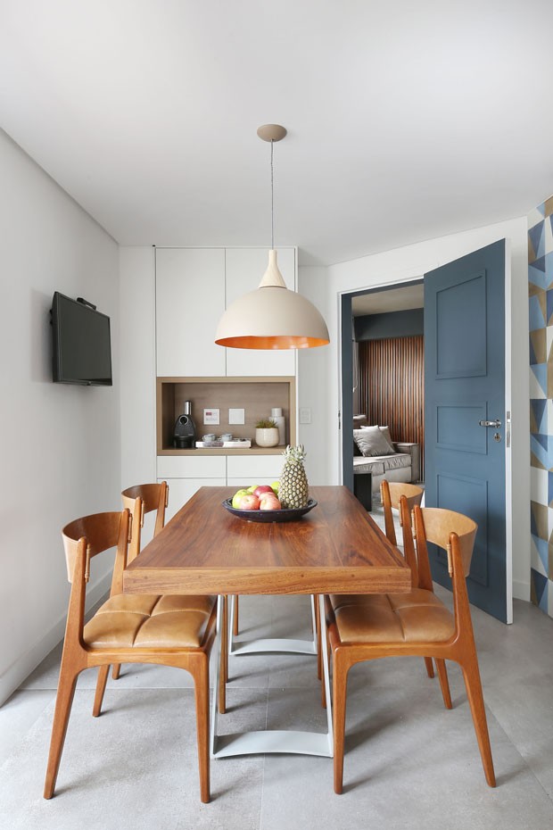 Cores vibrantes e peças de design criam atmosfera contemporânea a apartamento paulistano (Foto: Divulgação)