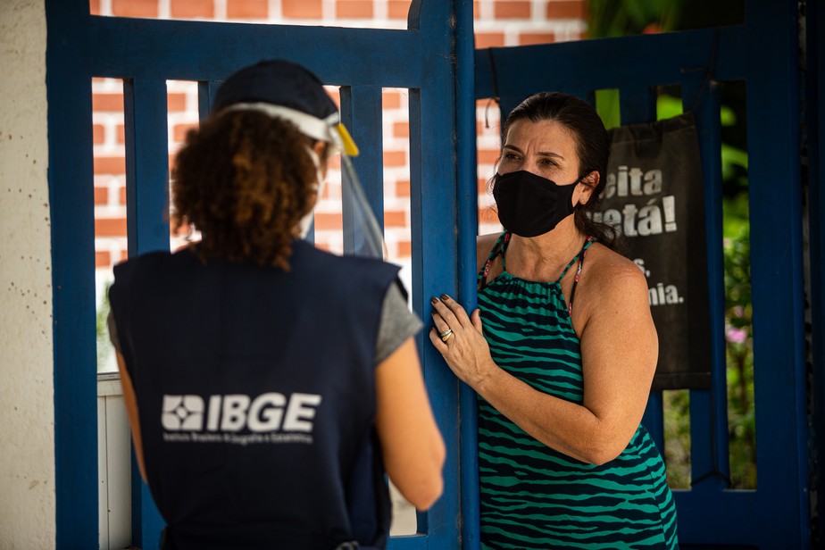 Agente do IBGE fazendo perguntas a moradora de Paquetá, no Rio, durante teste para o Censo 2022