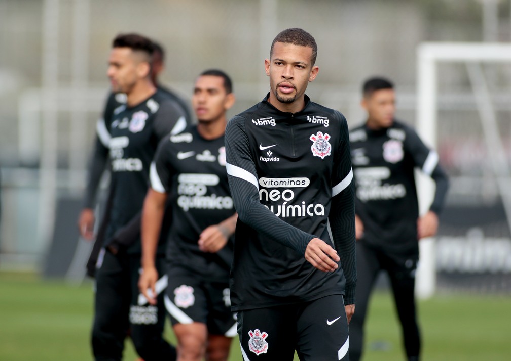 João Victor vê Corinthians entre melhores do Brasil e reforça desejo por títulos 
