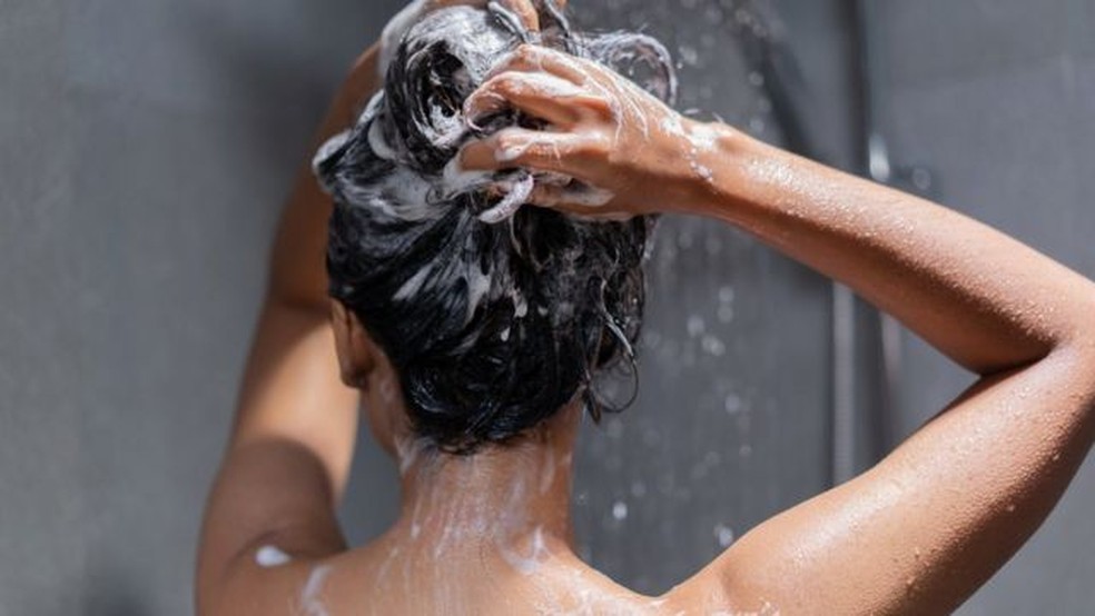 Coloque o chuveiro no modo verão e reduza o tempo de banho, recomenda a distribuidora Enel — Foto: Getty Images