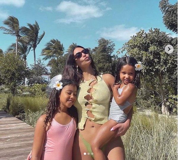 Kim Kardashian com as filhas North e Chicago em sua viagem ao Caribe (Foto: Instagram)