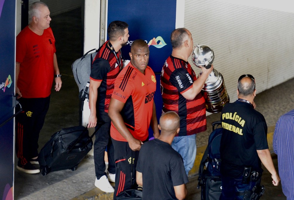 Marcos Braz com a taça da Libertadores no Galeão na chegada do Flamengo — Foto: André Durão / ge