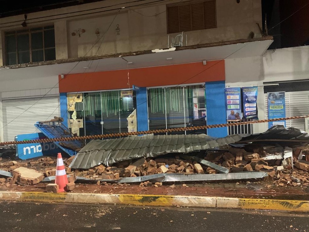 Fachada de loja de departamentos ficou destruída após temporal com granizo em Taquarituba (SP) — Foto: Reprodução