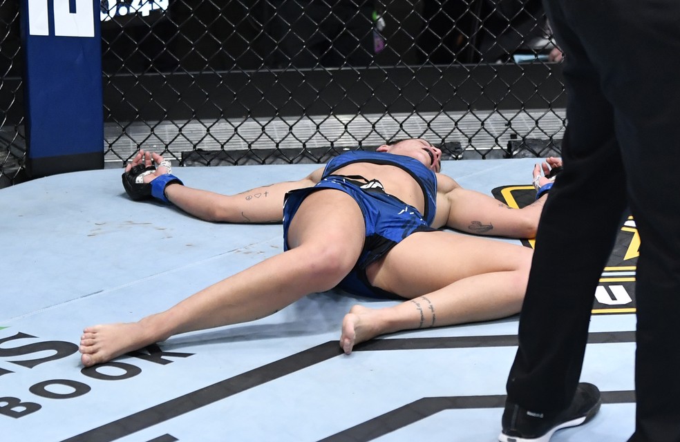 Luana Pinheiro não teve condições de retornar após o golpe ilegal de Randa Markos no UFC Reyes x Prochazka — Foto: Getty Images