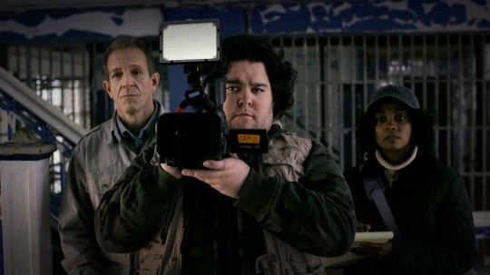 John Zderko (à esquerda) e Charley Koontz (centro) no filme The Haunting of Cell Block 11  (Foto: Divulgação)