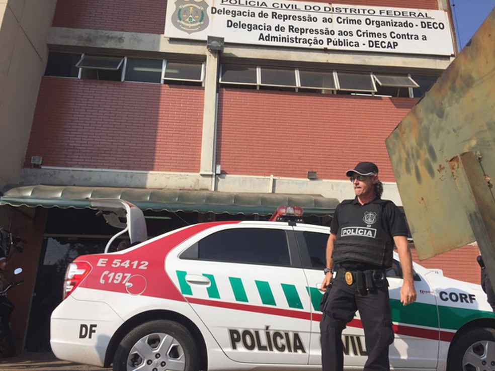 Policial civil em frente a delegacia onde deputados distritais foram depor — Foto: Alexandre Bastos/G1