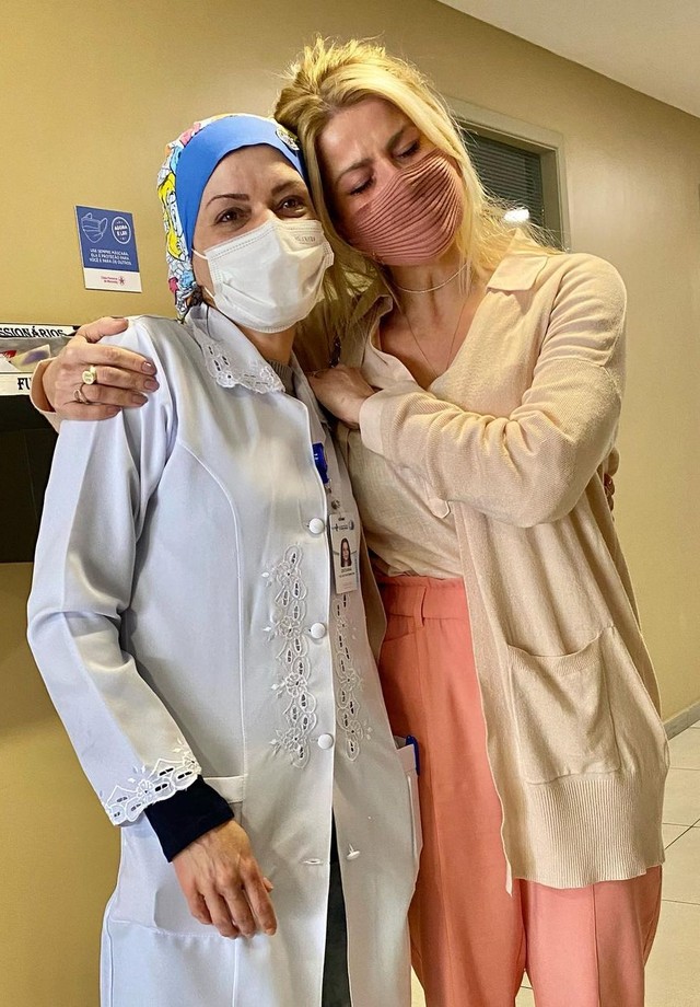 Karina Bacchi celebra primeira dose de vacina (Foto: Reprodução/Instagram)