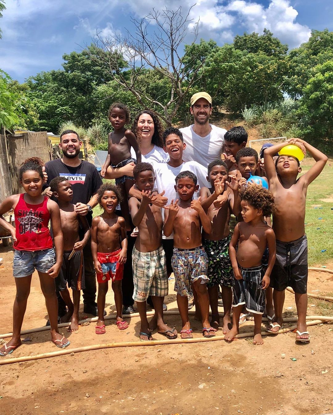 Marcos Pitombo visita Jardim Gramacho com ONG (Foto: Reprodução/Instagram)