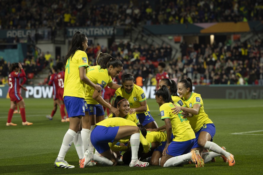 Seleção feminina comemora gol contra o Panamá na estreia da Copa do Mundo