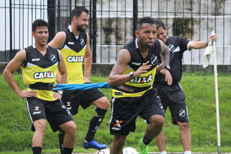 Nixon e Vitor Júnior treinam para adquirir o melhor condicionamento físico no ABC (Foto: Andrei Torres/ABC)