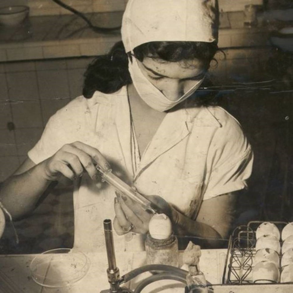 Técnica da Fundação Oswaldo Cruz trabalhando na produção de vacina contra o tétano, março de 1963 — Foto: Arquivo Nacional/ BBC 