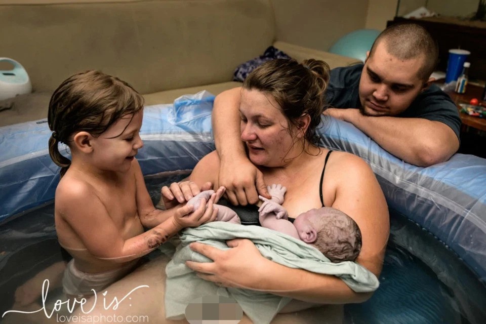 A família reunida momentos depois do parto (Foto: Arquivo pessoal)