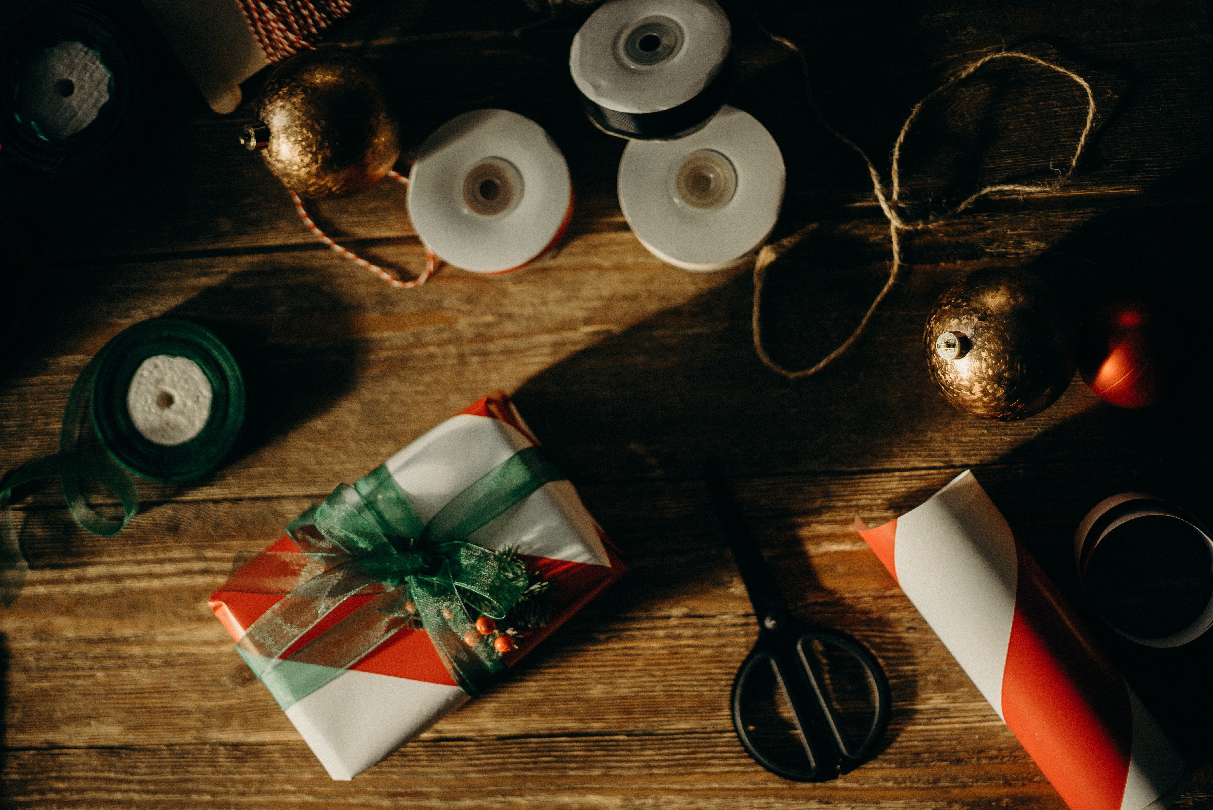 Embrulhos de presente de Natal (Foto: cottonbro/Pexels)