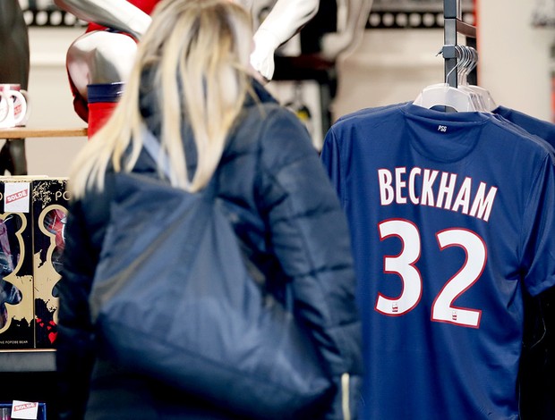 Foto: Camisa 32 de Beckham toma conta da loja do Paris Saint