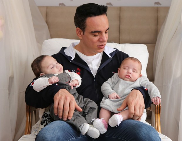 Afonso com os gêmeos nos primeiros meses de vida (Foto: Arquivo pessoal)