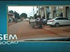 Motorista deixa carretinha atravessada em rua no centro de Araguaína