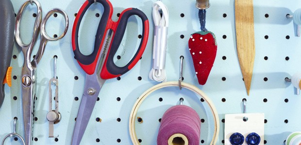 Em ateliês ou escritórios, aproveite o pegboard para pendurar tesouras, estiletes, fitas e até porta canetas improvisados (Foto: Divulgação)