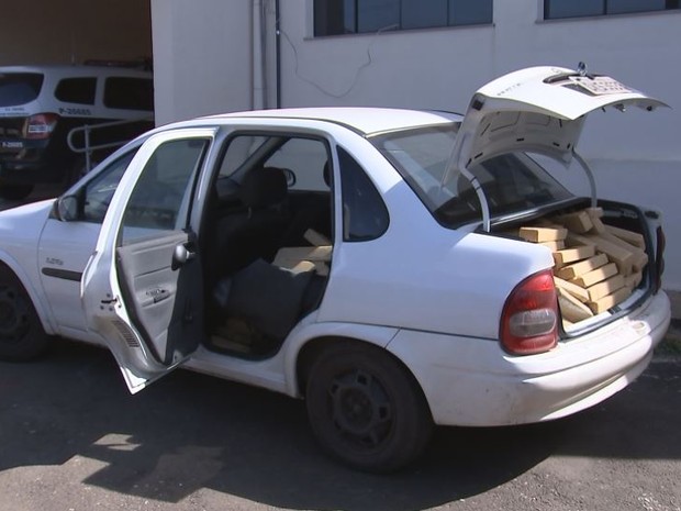 Ocupantes do carro foram presos em flagrante em Pederneiras (Foto: TV TEM/Reprodução)